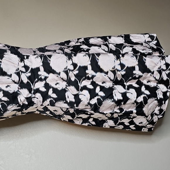 NWT Tommy Hilfiger 6 Black and Ivory Rose Floral Jacquard Cocktail Dress V Neck‎ - Picture 3 of 9